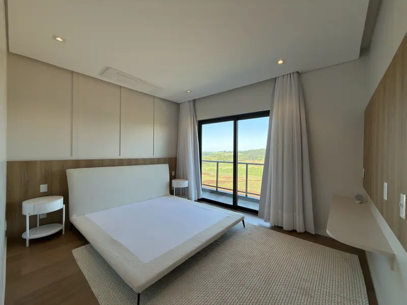 Suíte master com sacada e vista para o campo
